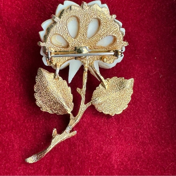 ROSE FLOWER
GOLD TONE BROOCH - Picture 8 of 8